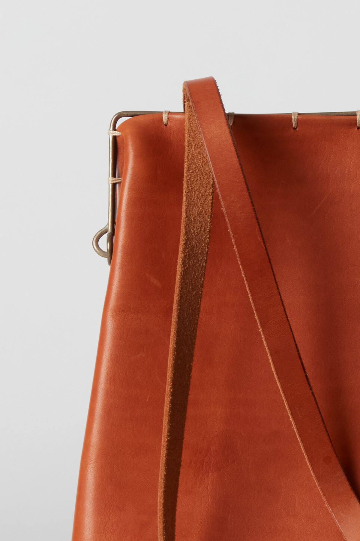 SILVER RIM FLAT SHOULDER BAG