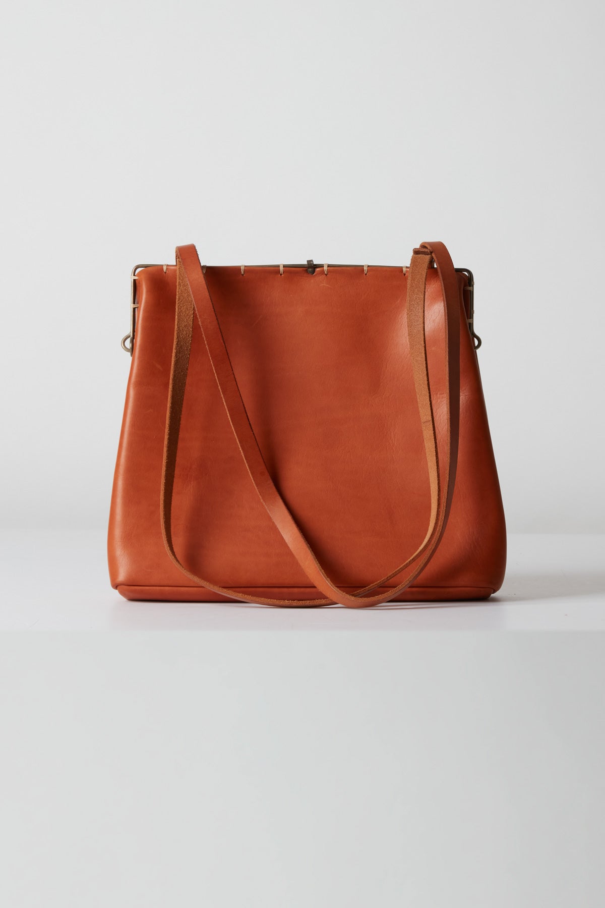 SILVER RIM FLAT SHOULDER BAG