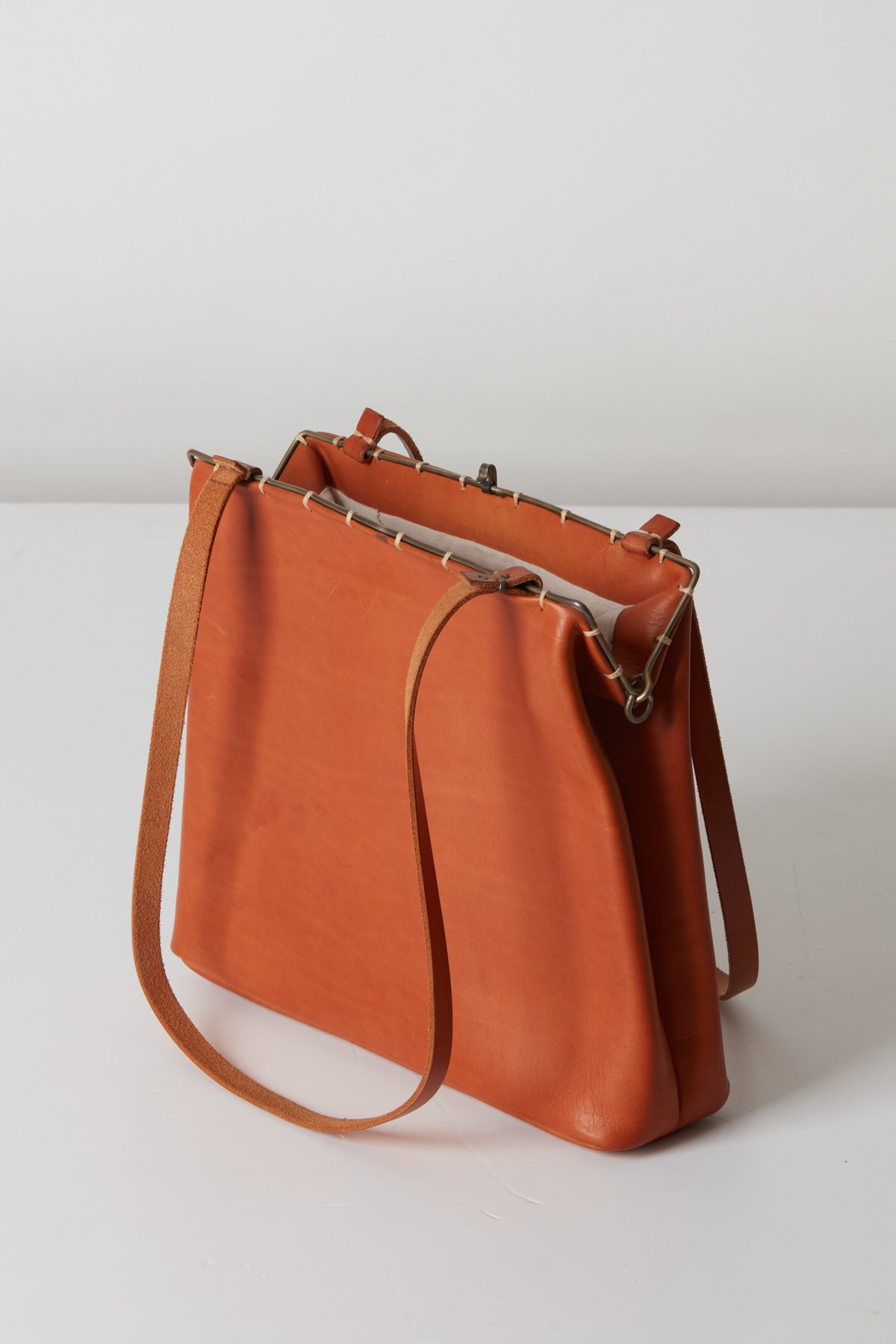 SILVER RIM FLAT SHOULDER BAG