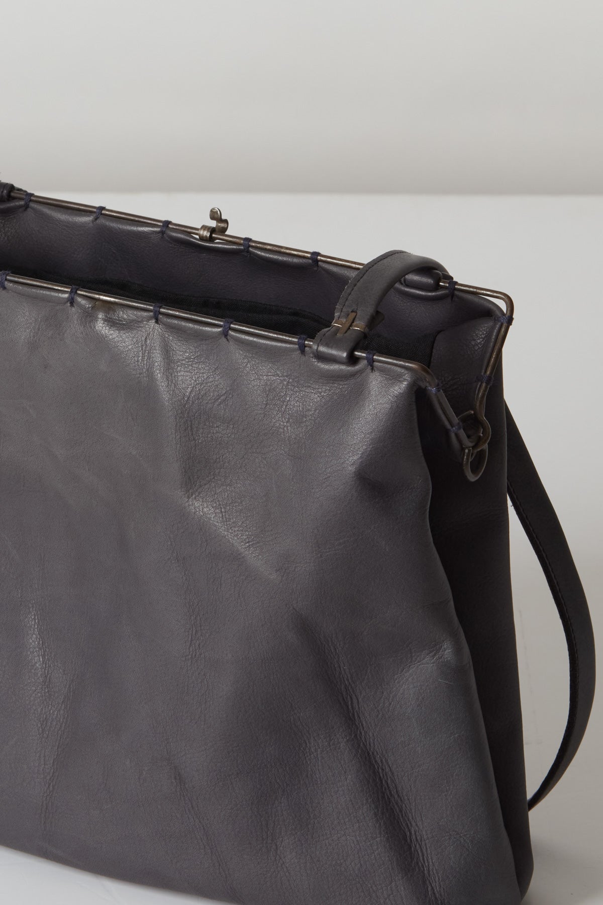 SILVER RIM FLAT SHOULDER BAG