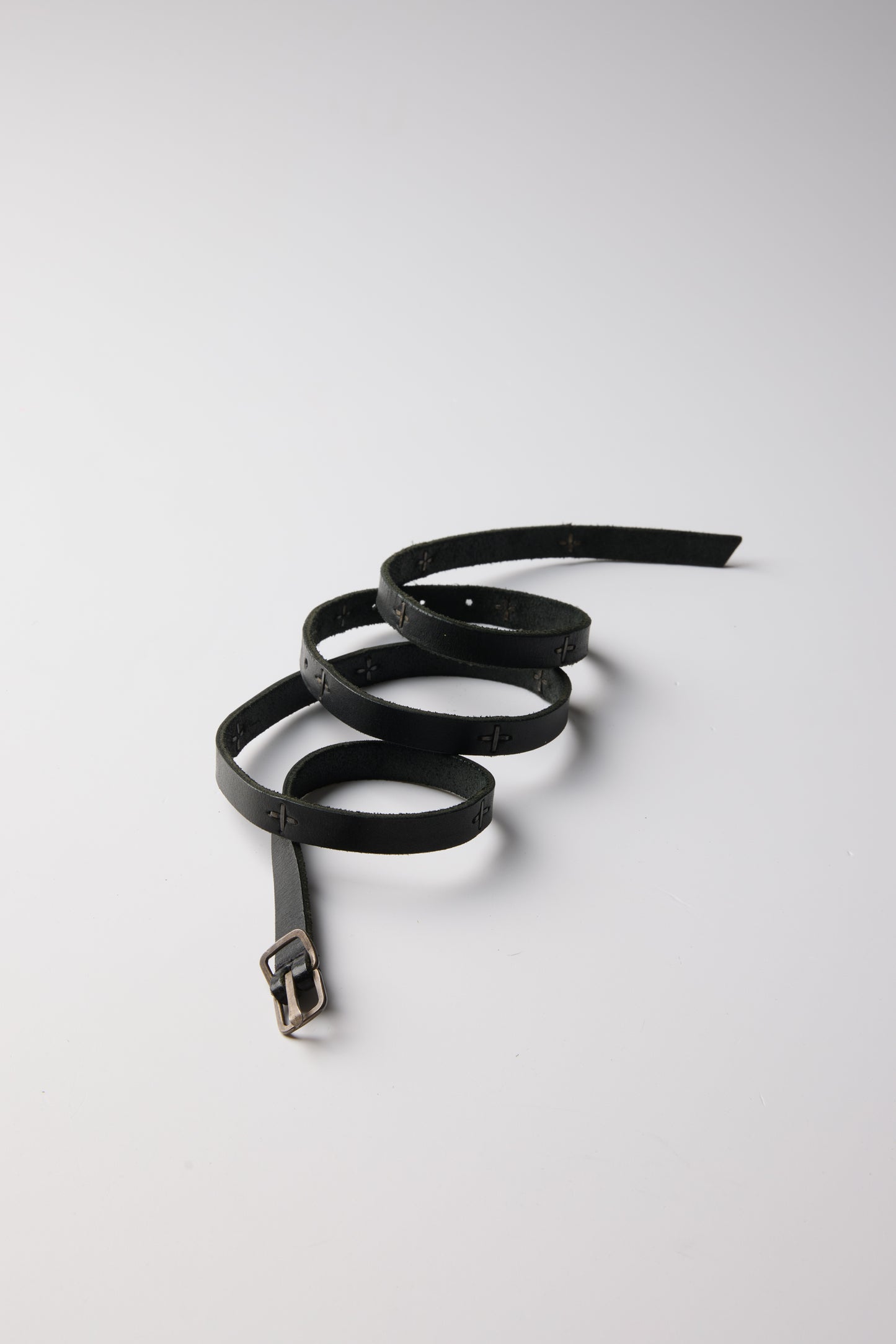 SMALL BUCKLE CROSS STUDDED SKINY BELT