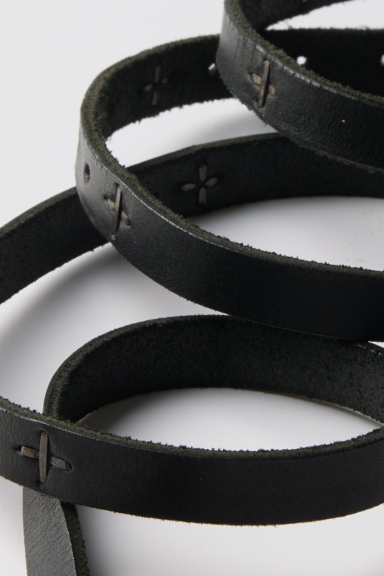 SMALL BUCKLE CROSS STUDDED SKINY BELT