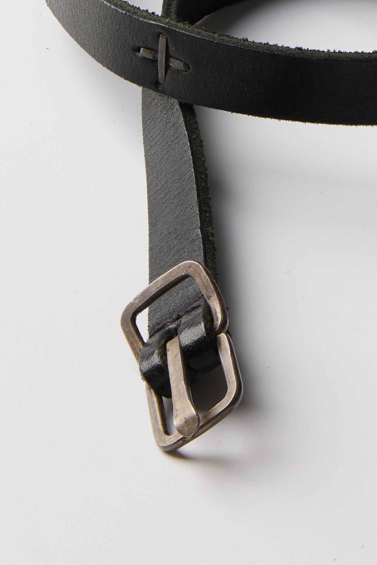 SMALL BUCKLE CROSS STUDDED SKINY BELT