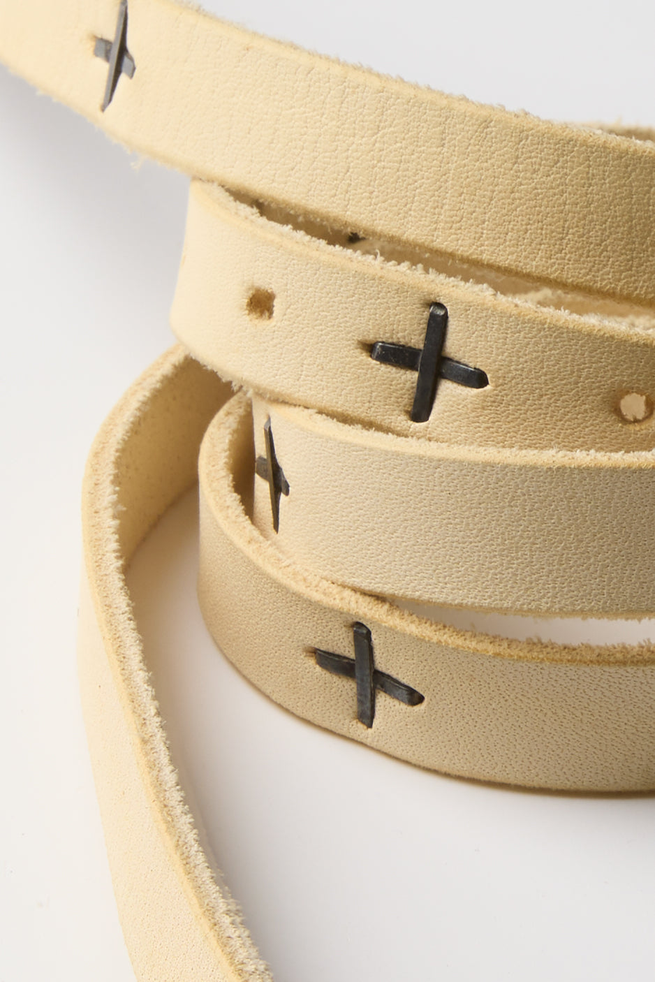 SMALL BUCKLE CROSS STUDDED SKINY BELT