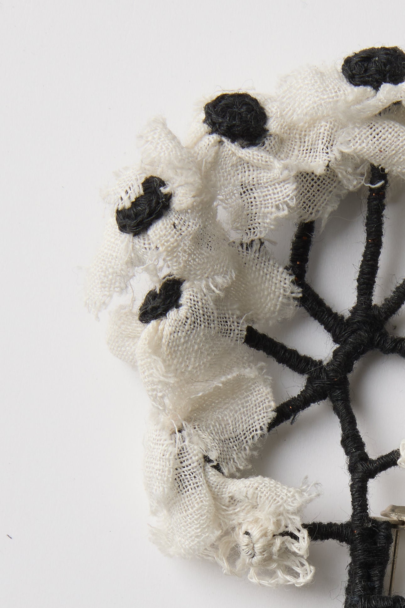 ECRUPAT-NOIR BROOCH