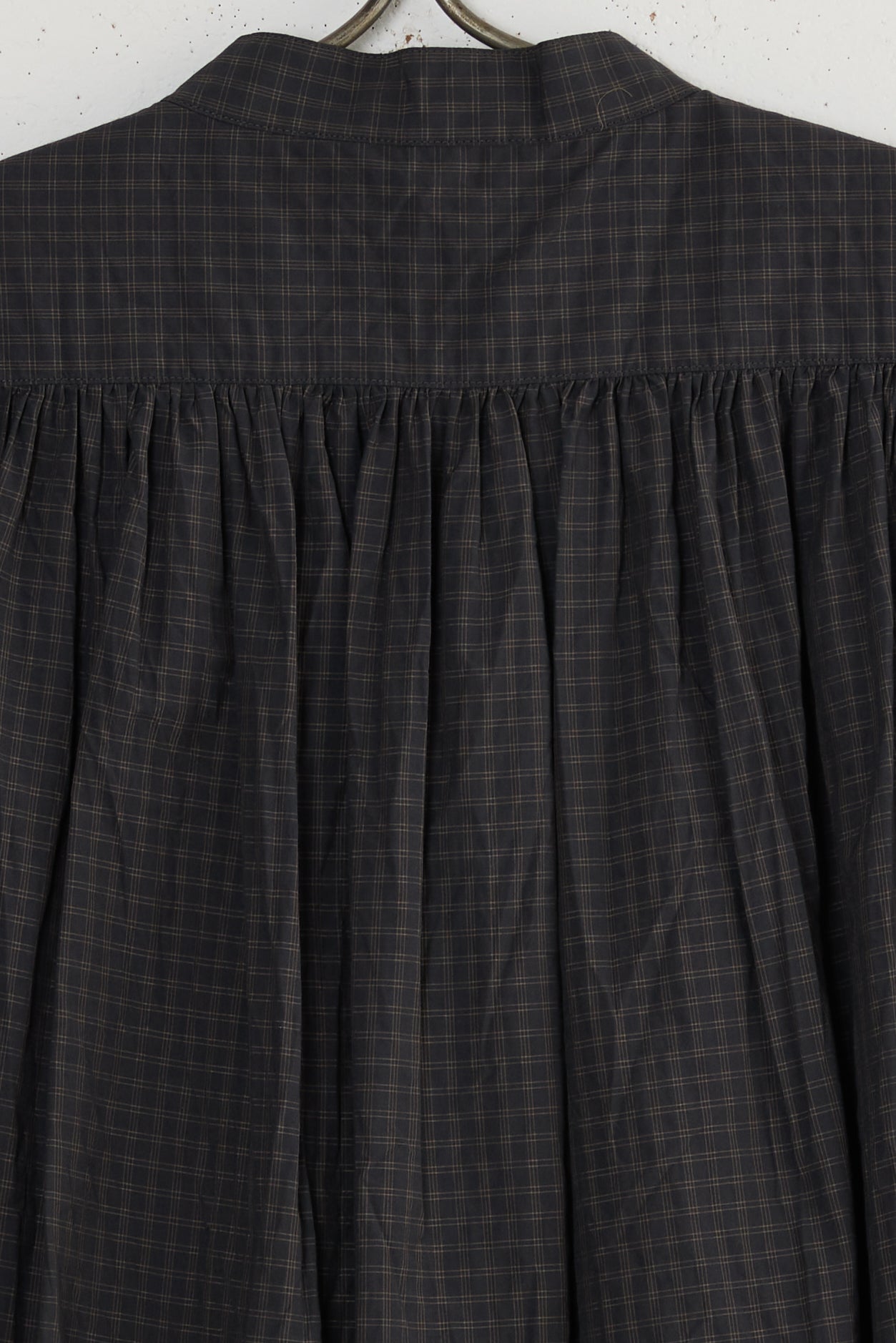 PLEATED SLEEVELESS LONG SHIRT