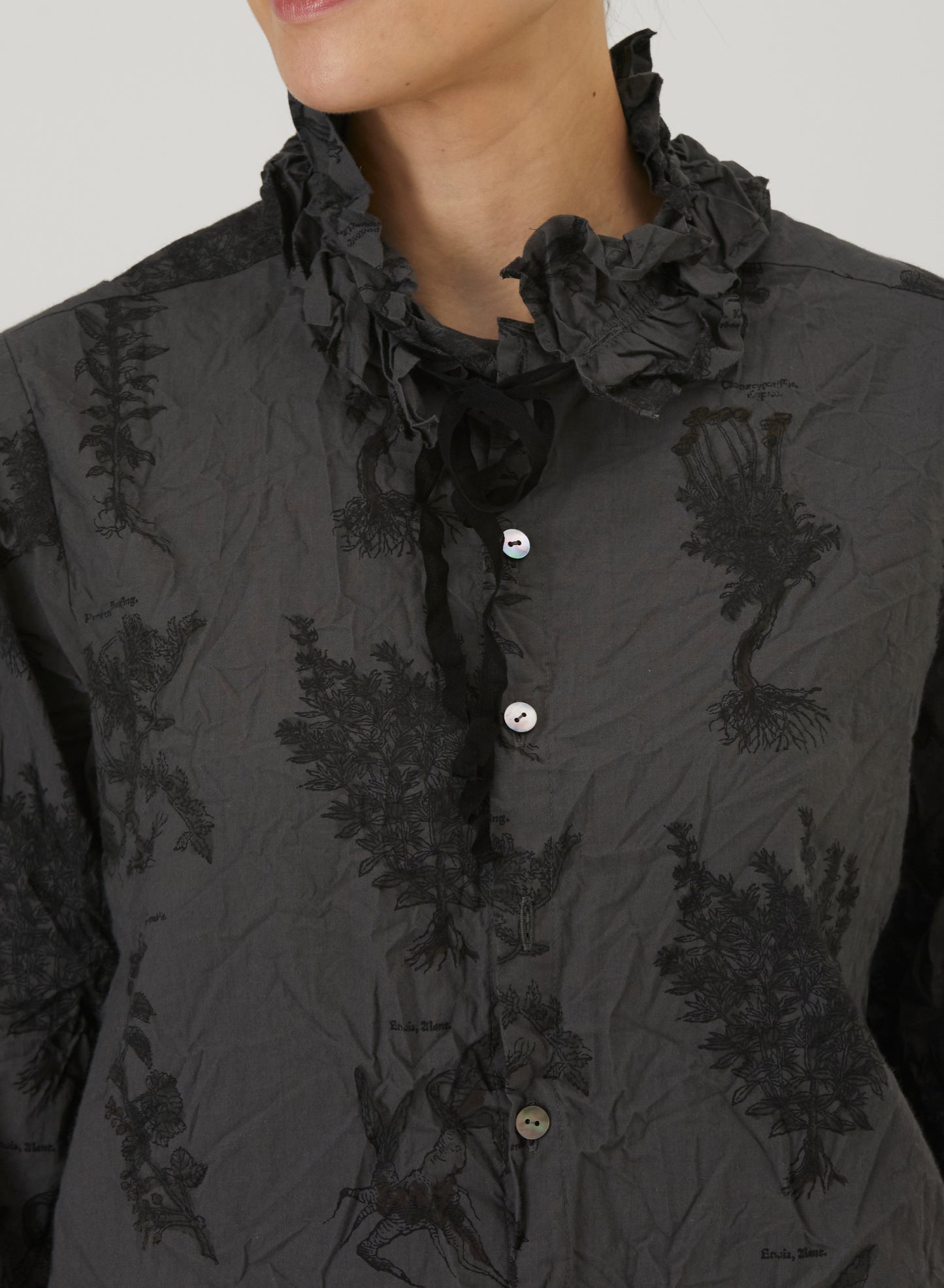Relax Herbal Print Ruffle Collarless Blouse