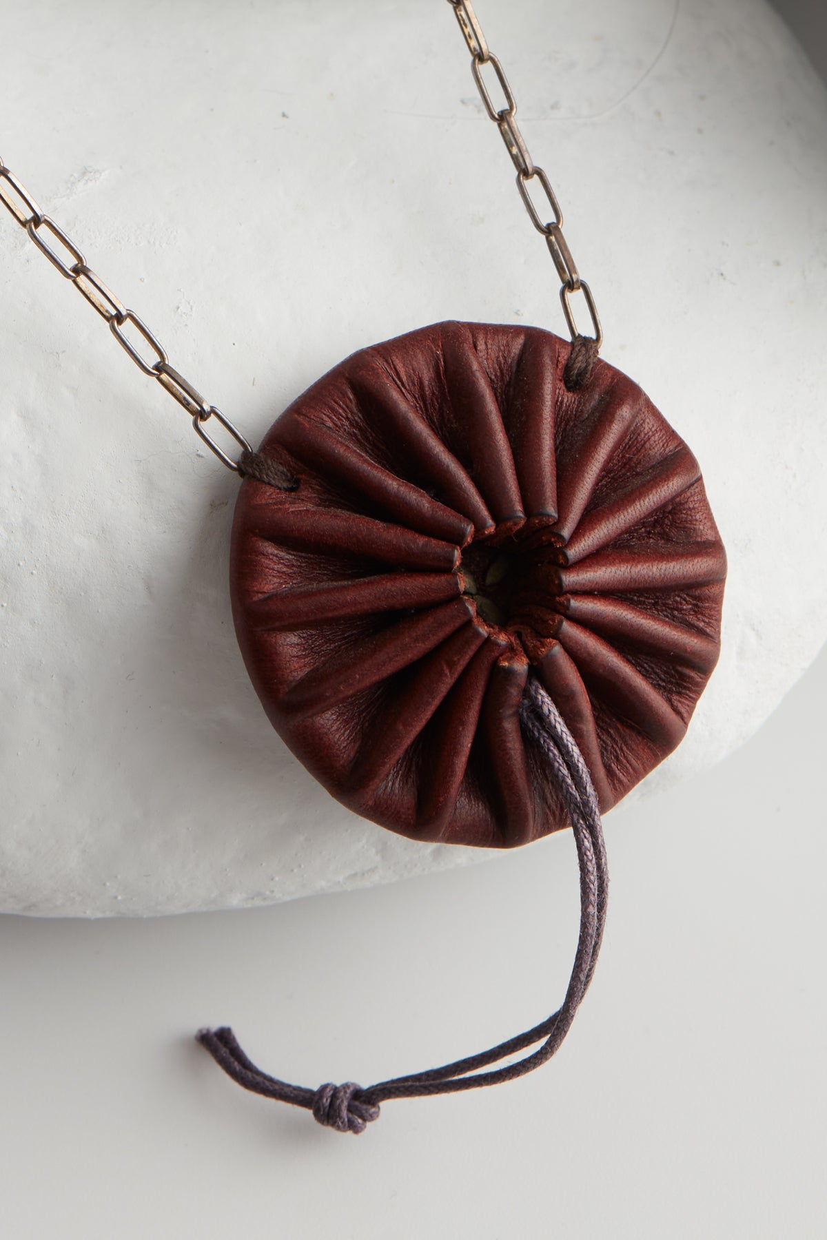 MINI ROUND PLEATED NECKLACE