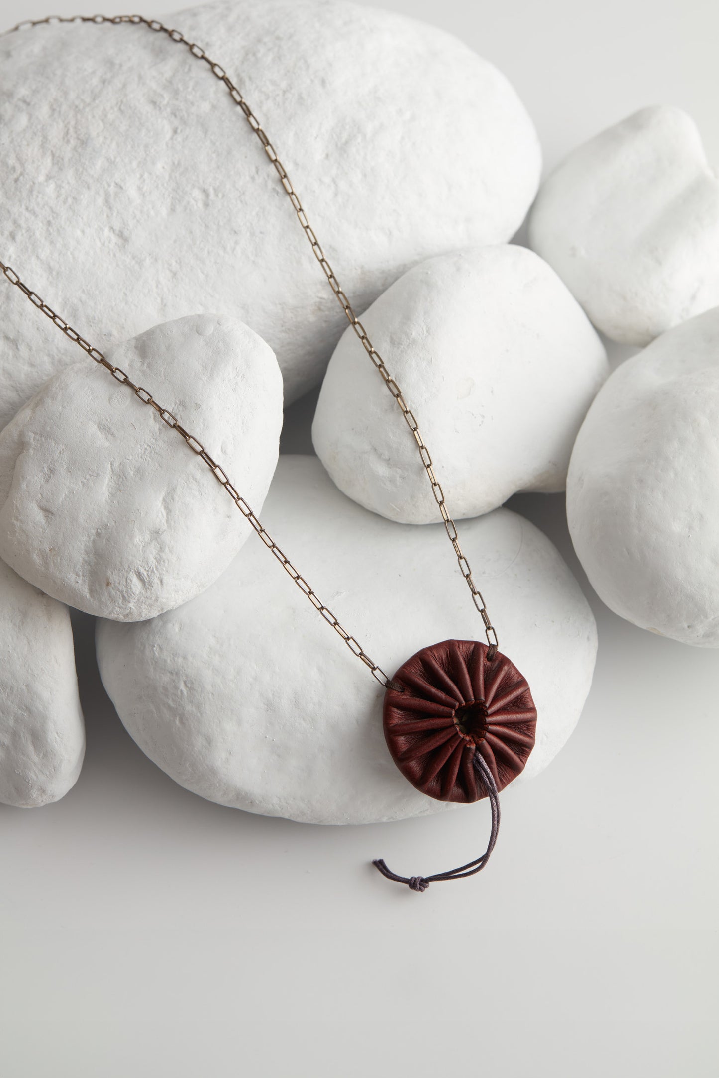 MINI ROUND PLEATED NECKLACE