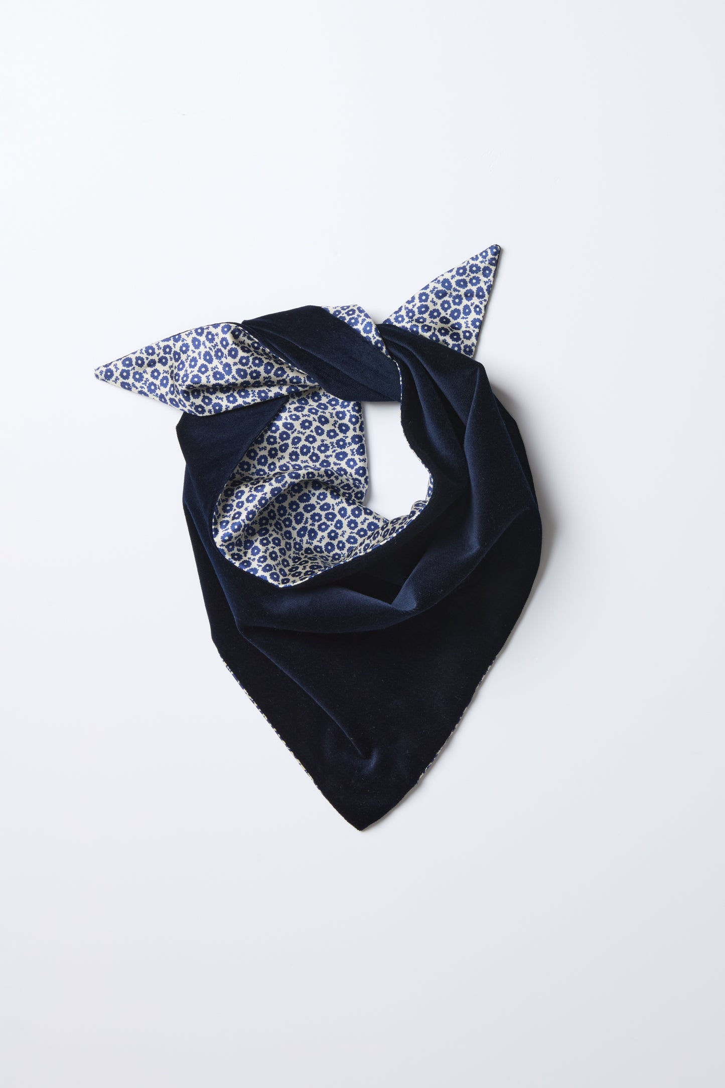 TRIANGLE VELVET SCARF