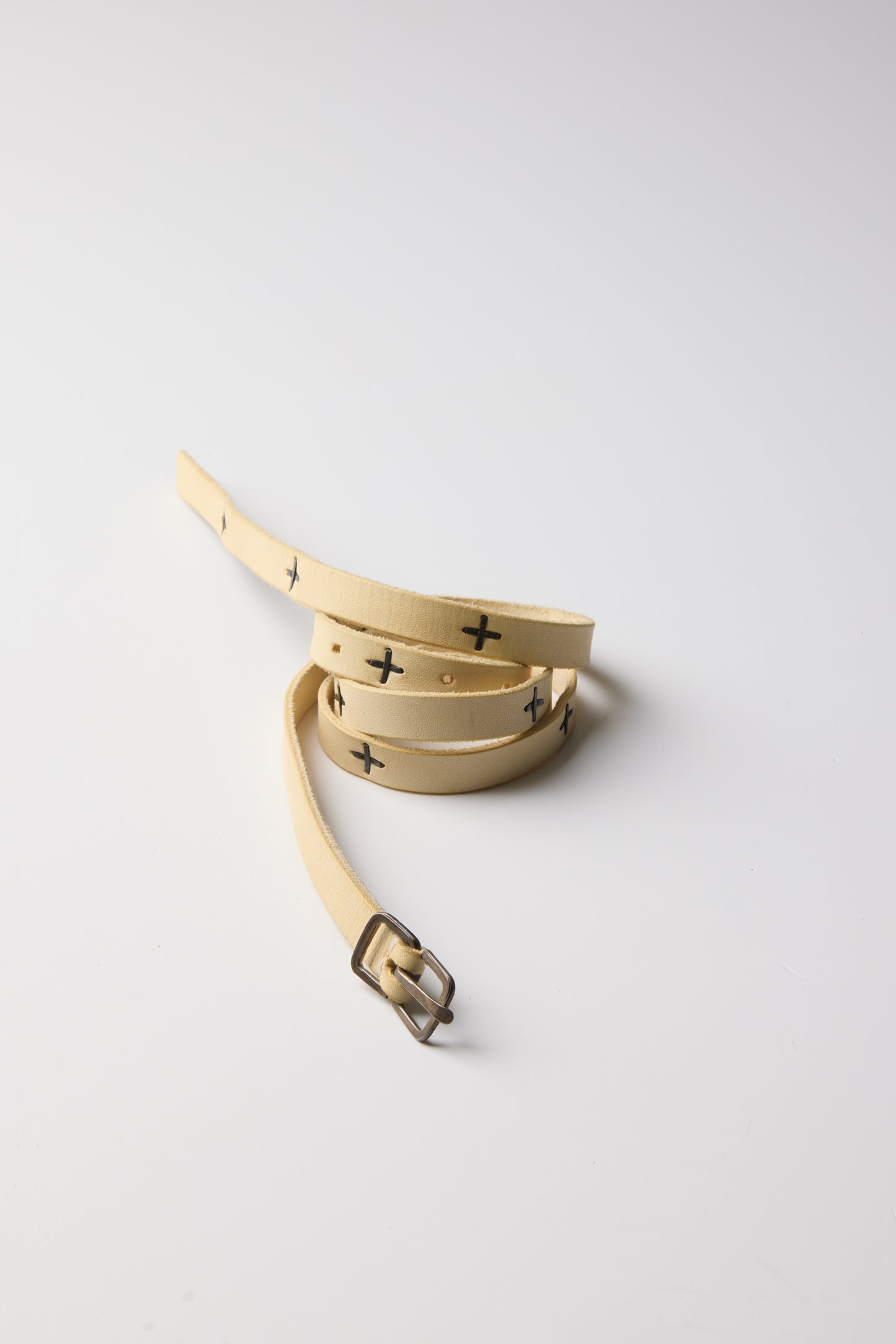 SMALL BUCKLE CROSS STUDDED SKINY BELT