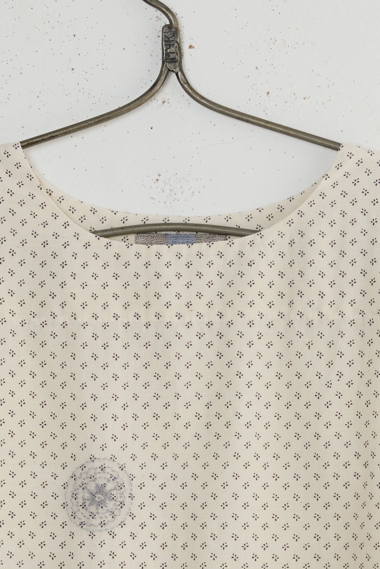 ROOT SLEEVELESS BLOUSE