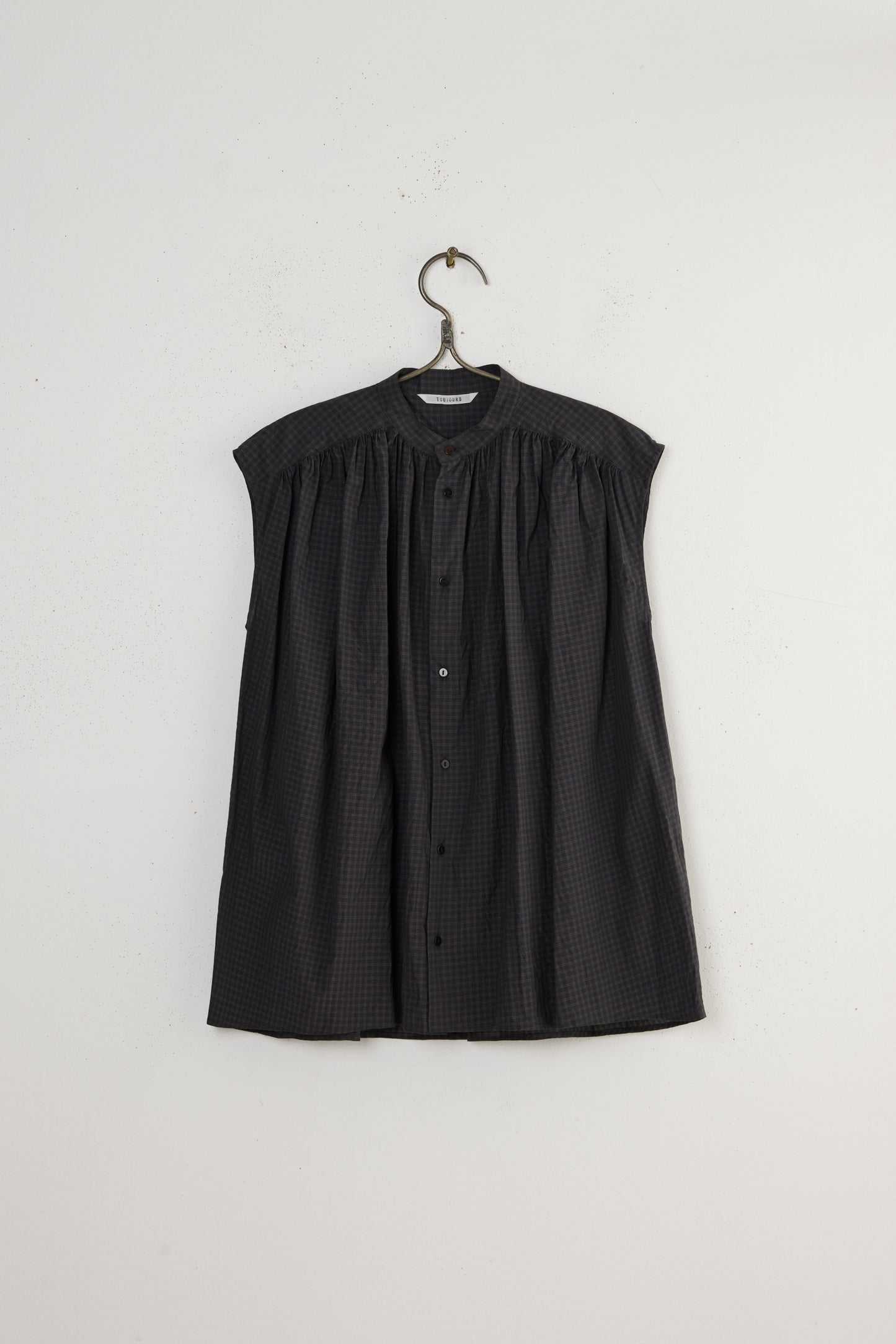 PLEATED SLEEVELESS LONG SHIRT