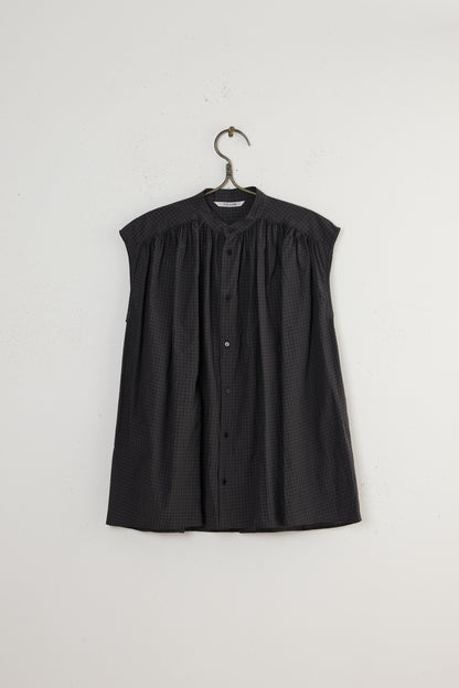 PLEATED SLEEVELESS LONG SHIRT