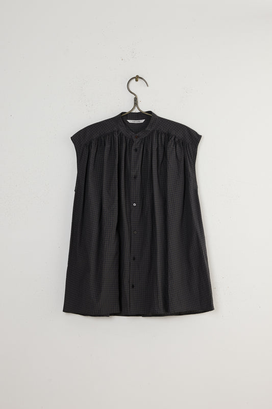 PLEATED SLEEVELESS LONG SHIRT