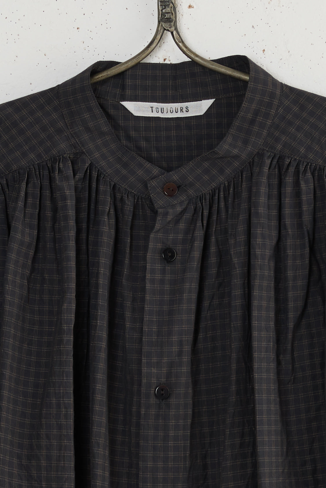 PLEATED SLEEVELESS LONG SHIRT