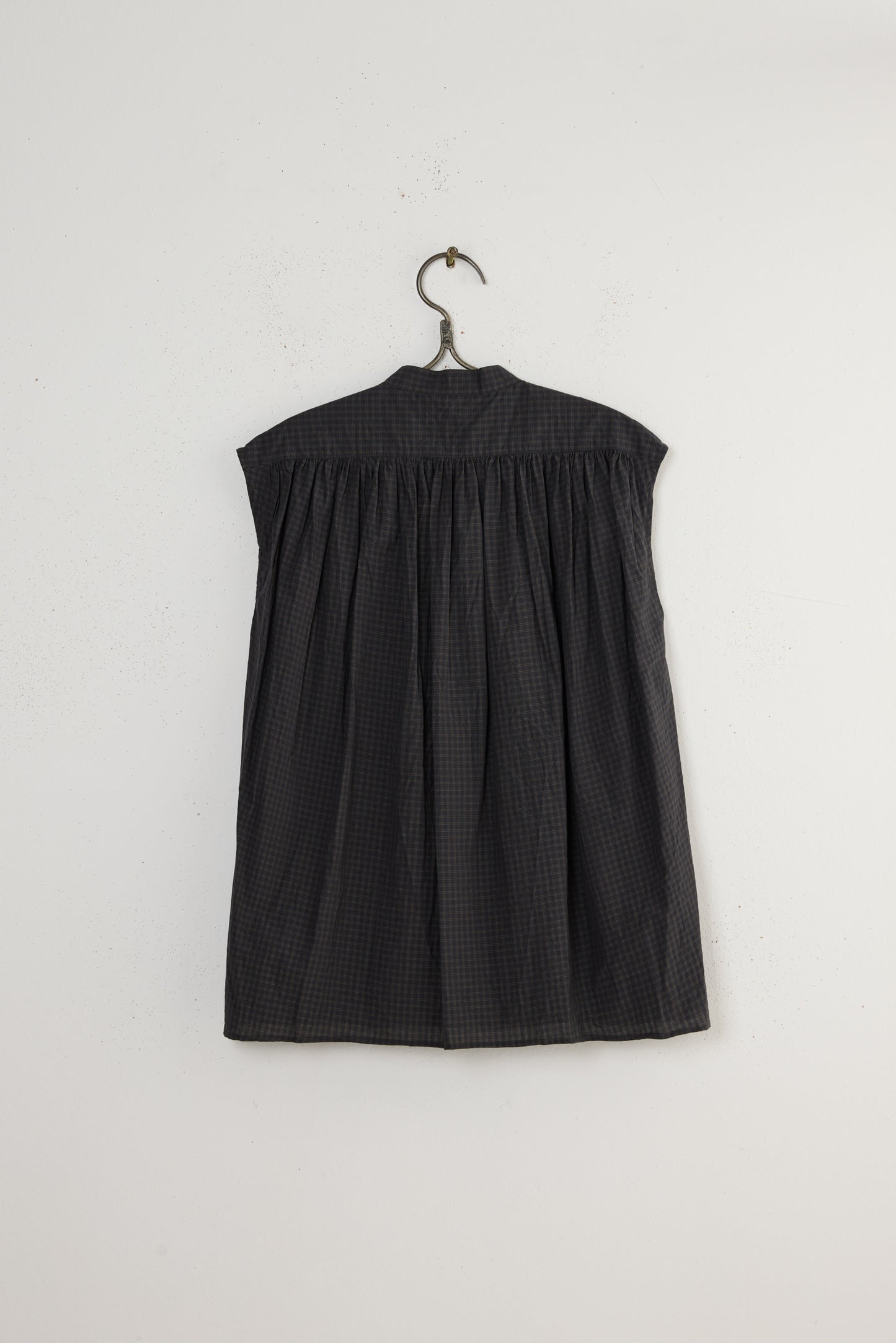 PLEATED SLEEVELESS LONG SHIRT