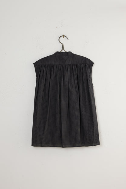 PLEATED SLEEVELESS LONG SHIRT