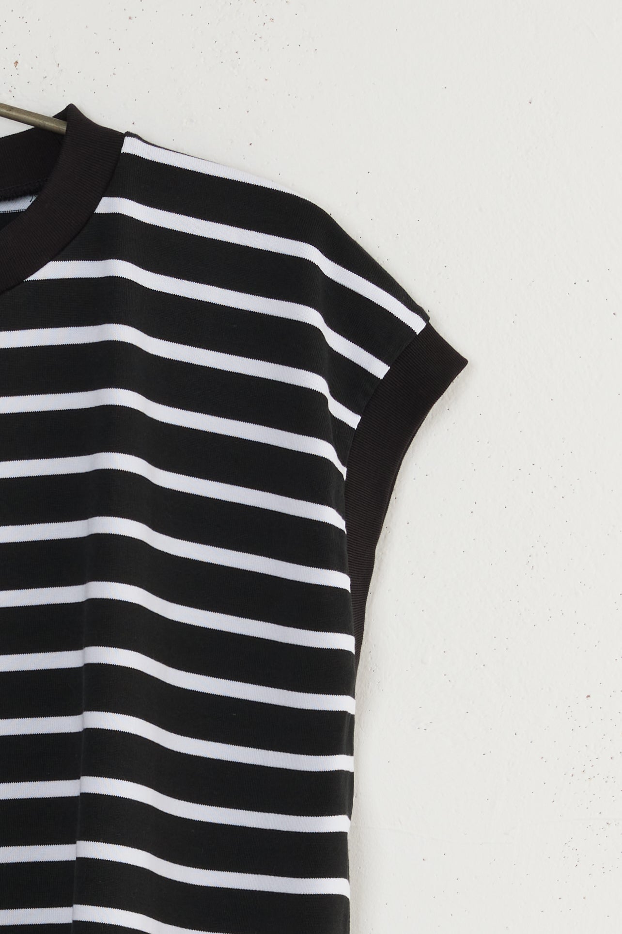 SLEEVELESS TRIM T-SHIRT