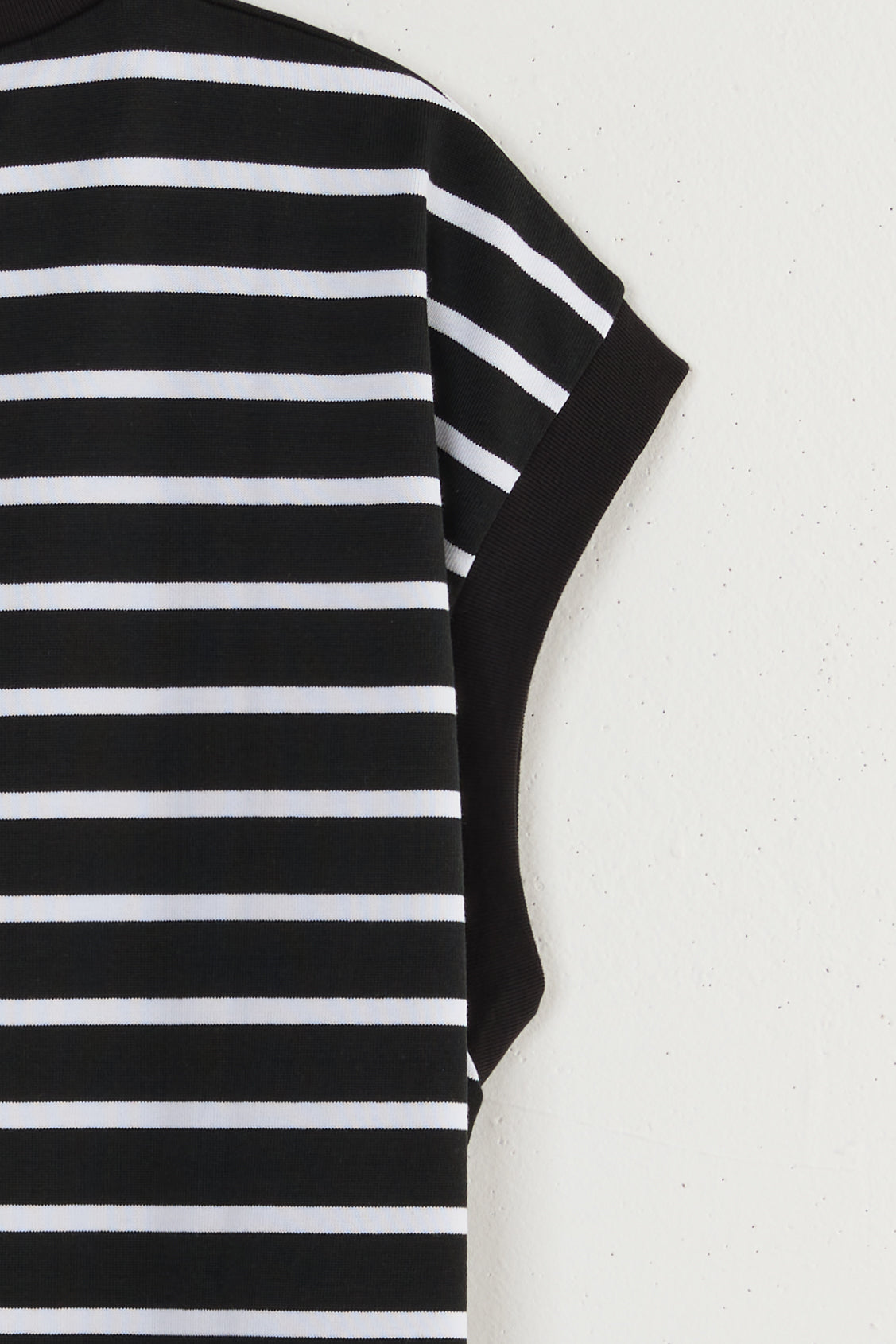SLEEVELESS TRIM T-SHIRT