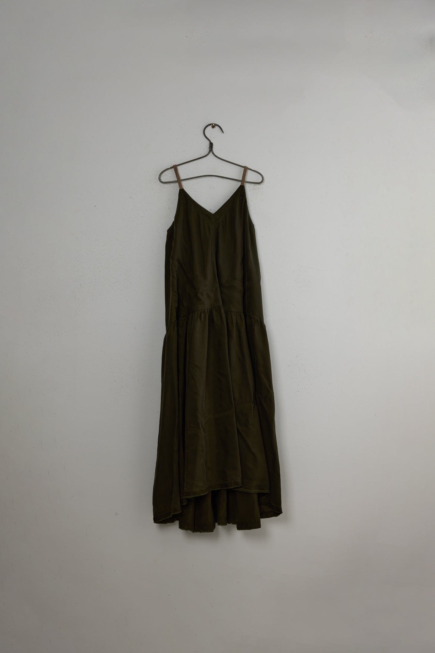 V-NECK GATHER DRESS