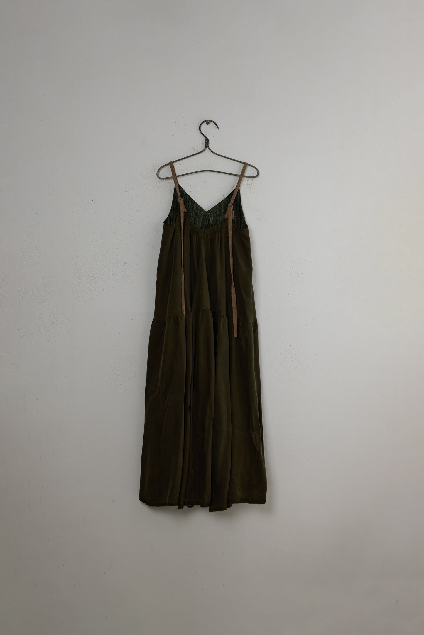 V-NECK GATHER DRESS