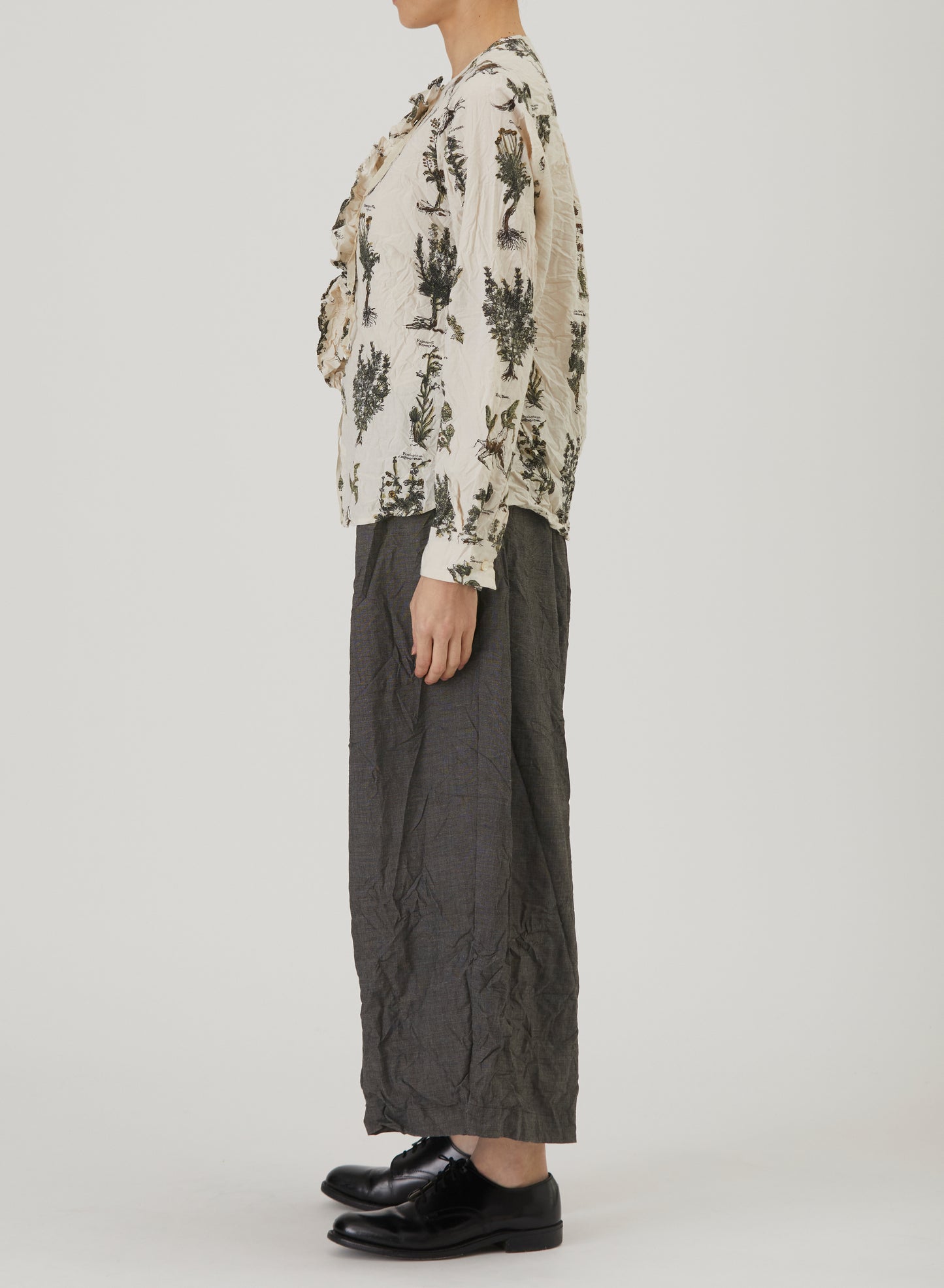 Relax Herbal Print Ruffle Collarless Blouse