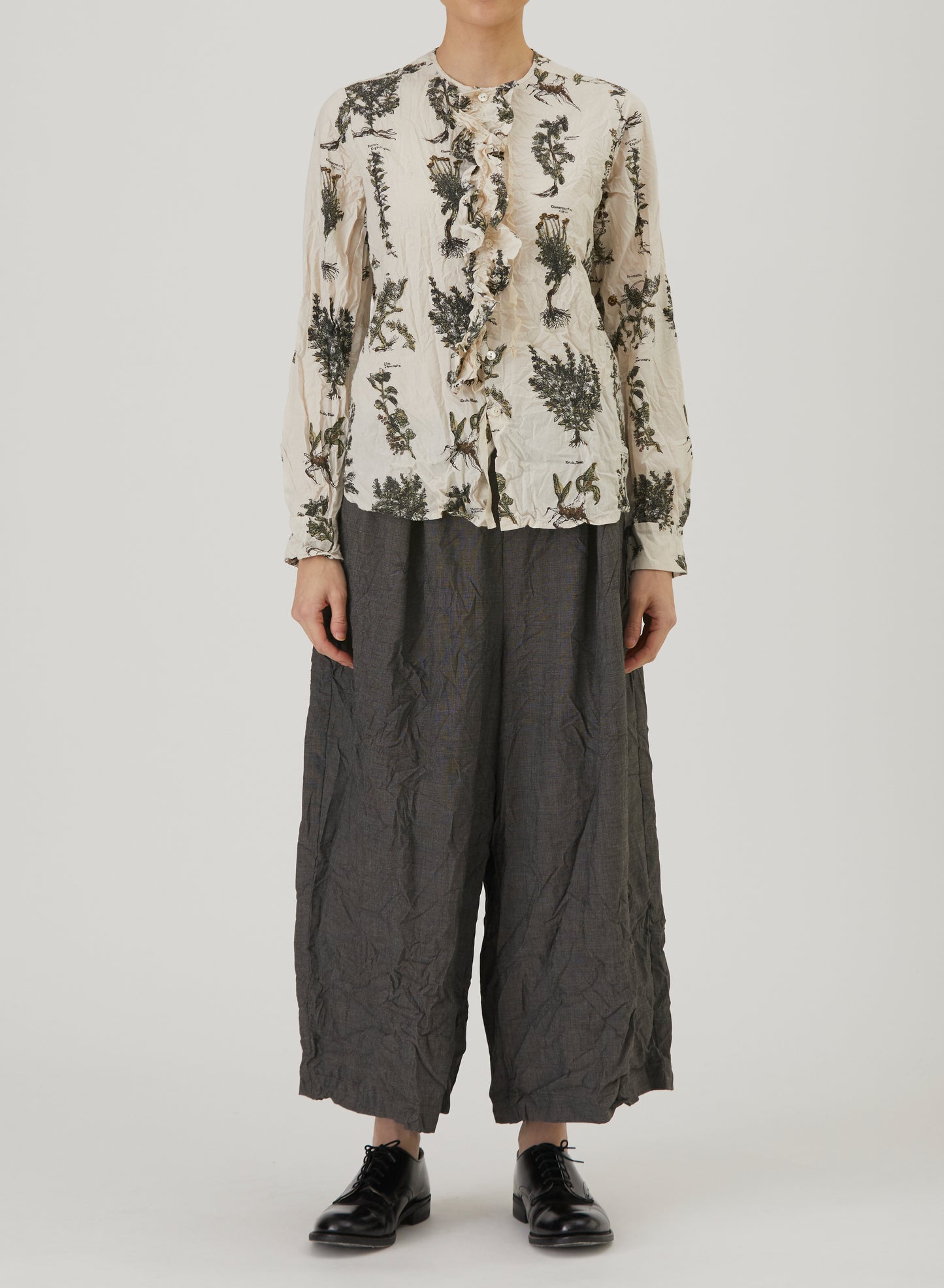 Relax Herbal Print Ruffle Collarless Blouse