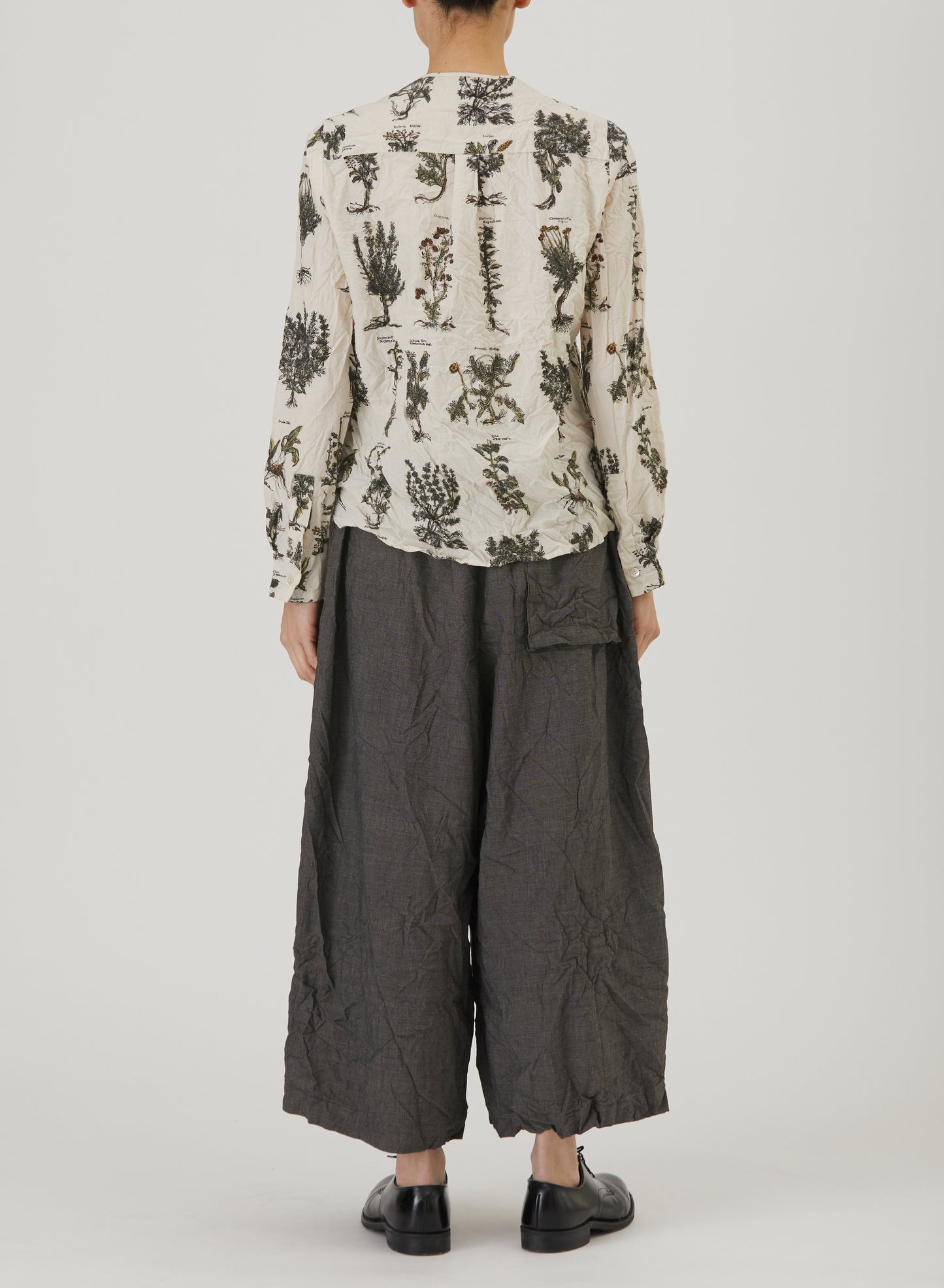 Relax Herbal Print Ruffle Collarless Blouse